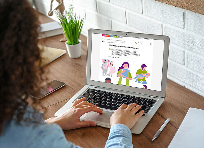 Eine Frau informiert sich über Creative Commons Inhalte auf kindergesundheit-info.de